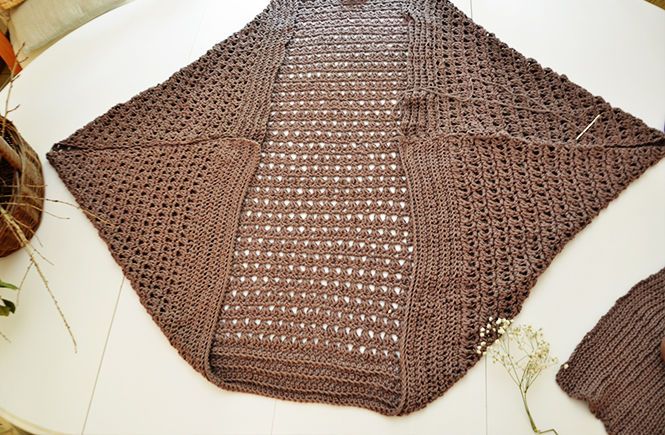 Photo du pliage du rectangle principal pour veste au crochet sur Swanne Rose Le Blog