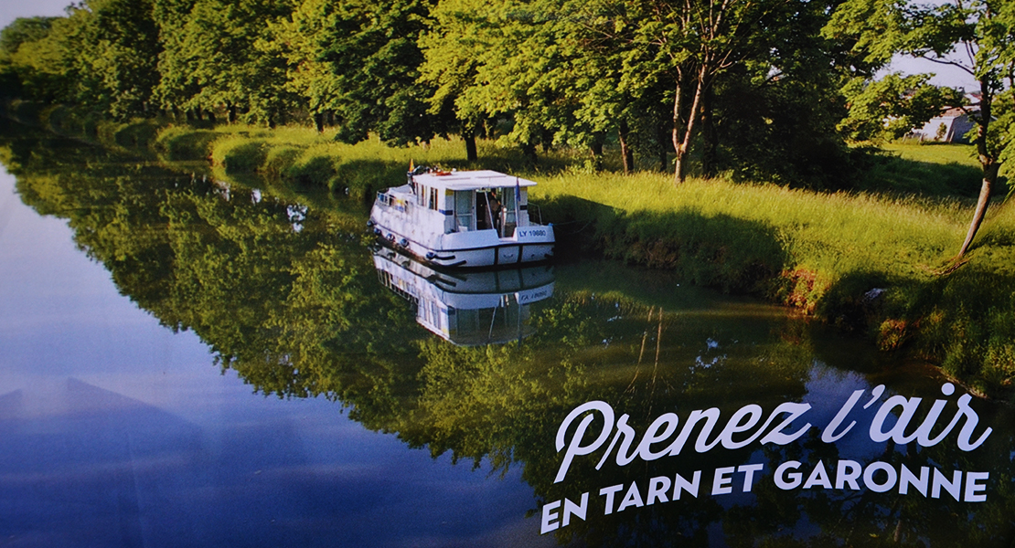 Photo d'une péniche sur un canal sur Swanee Rose Le Blog