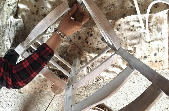 DIY-Relooking-chaise-en-bois-première-couche-peinture sur Swanee Rose Le Blog