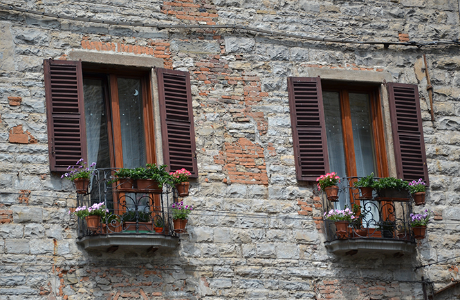 Fleurs à la fenêtre à Bergame en Italie