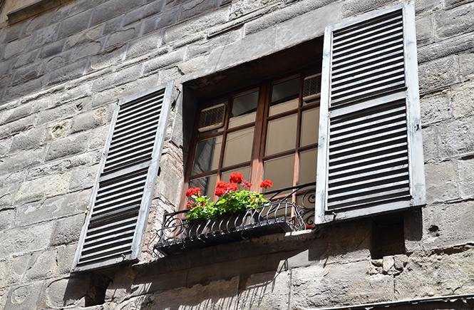 Géraniums à la fenêtre à Bergame en Italie