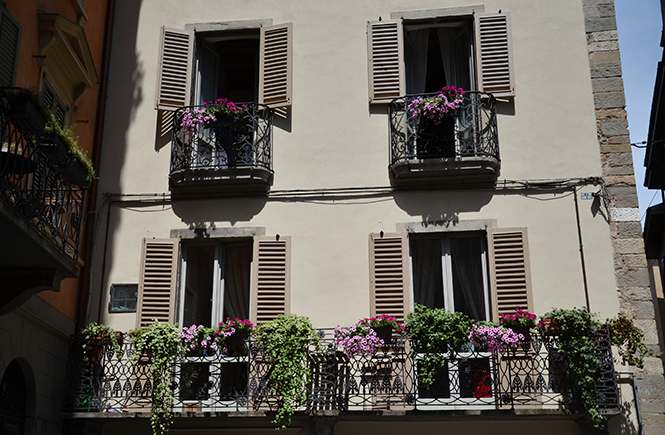 Fleurs-à-la-fenêtre-à-Bergame-en-Italie