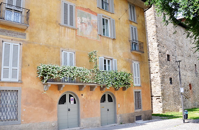 fleurs-au-balcon-piazzetta-bergame-Italie