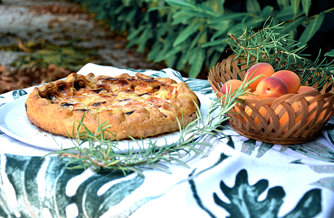 tarte-abricots-menthe-romarin