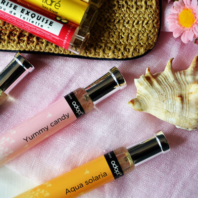 Photo de parfums Adopt' sur une étole rose dans Swanee Rose Le Blog