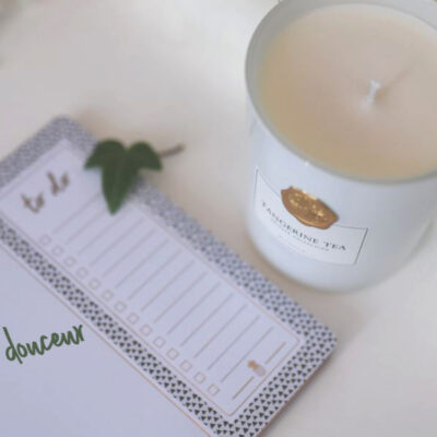 Photo d'une bougie blanche sur Swanee Rose Le Blog