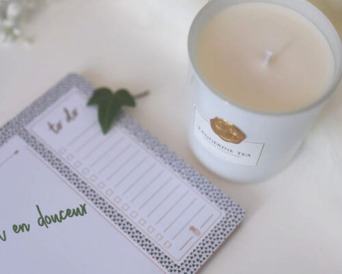 Photo d'une bougie blanche sur Swanee Rose Le Blog