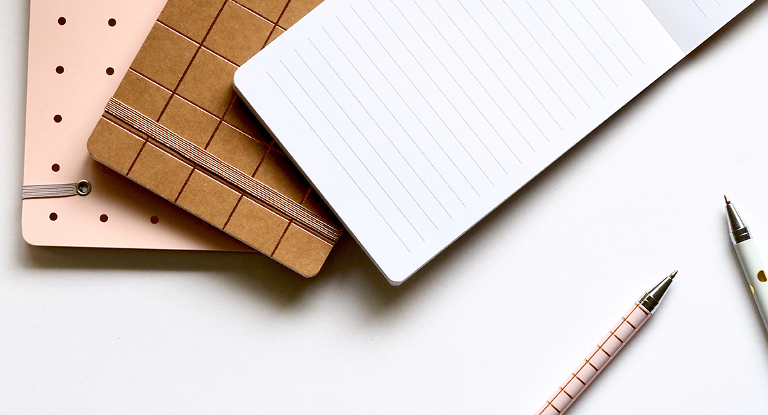 Photo de carnets et jolis stylos sur Swanee Rose Le Blog