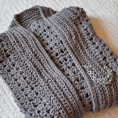 Photo d'une veste en coton pliée couleur taupe sur Swanee Rose Le Blog
