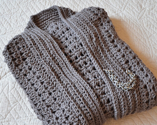 Photo d'une veste en coton pliée couleur taupe sur Swanee Rose Le Blog