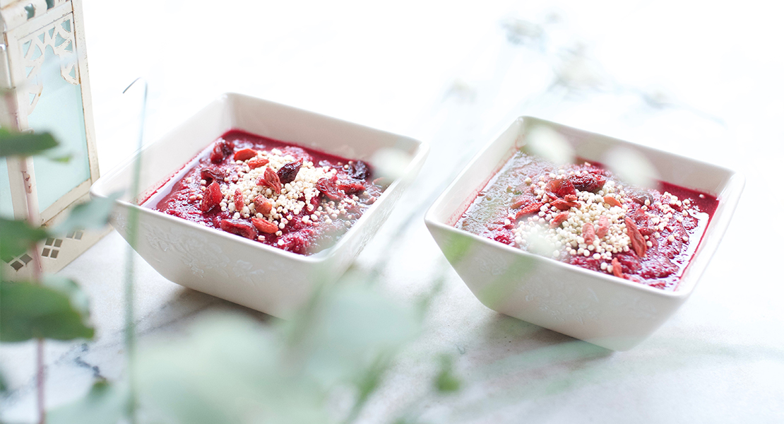 Photo de deux smoothie bols à la betterave sur Swanee Rose Le Blog