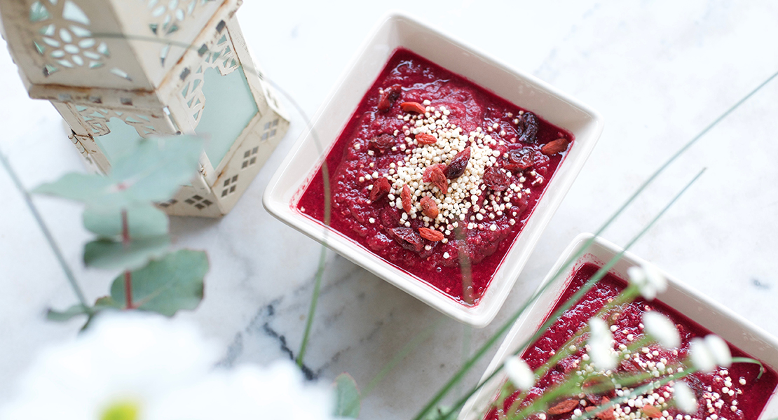 Photo de smoothie bowl rouge à la betterave sur Swanee Rose Le Blog