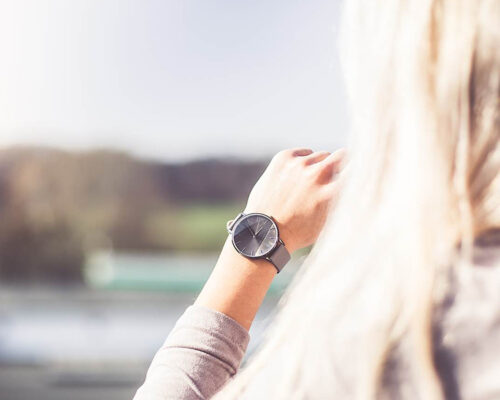Photo d'une jeune femme qui regarde sa montre sur Swanee Rose Le Blog