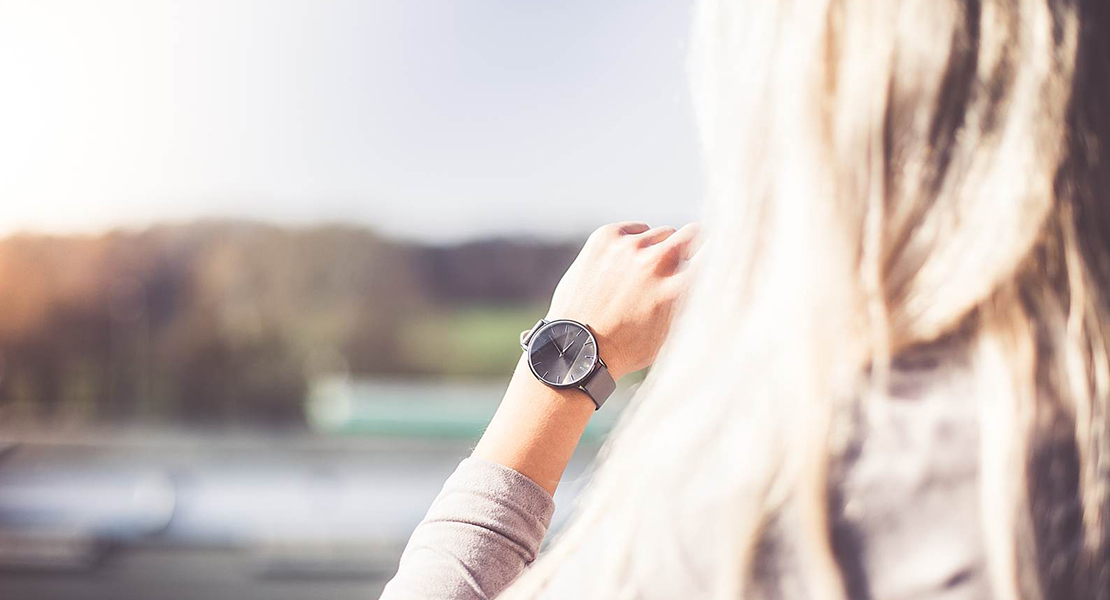 Photo d'une jeune femme qui regarde sa montre sur Swanee Rose Le Blog