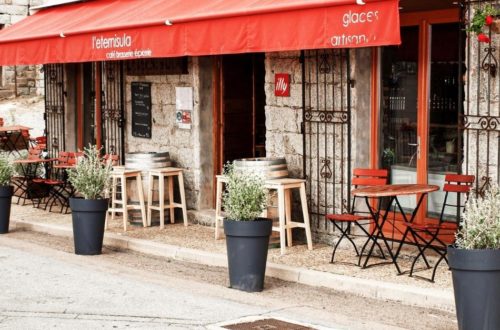 Terrasse côté rue à l'Eternisula Café à Zonza en Corse du Sud