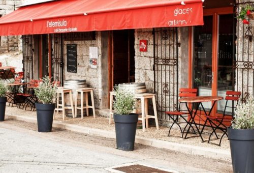 Terrasse côté rue à l'Eternisula Café à Zonza en Corse du Sud