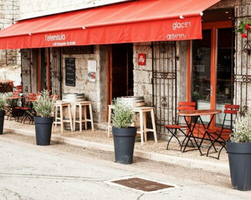 Terrasse côté rue à l'Eternisula Café à Zonza en Corse du Sud