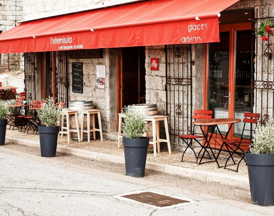 Terrasse côté rue à l'Eternisula Café à Zonza en Corse du Sud