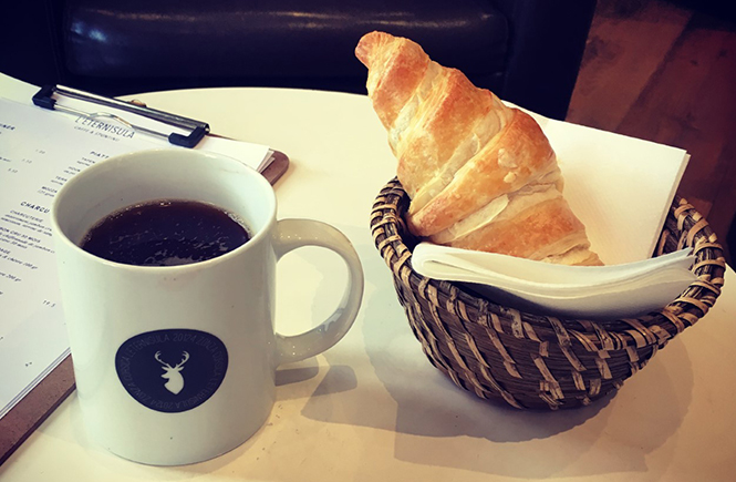 Café et croissant sur une coffee table à L'Eternisula Café à Zonza Corse du Sud