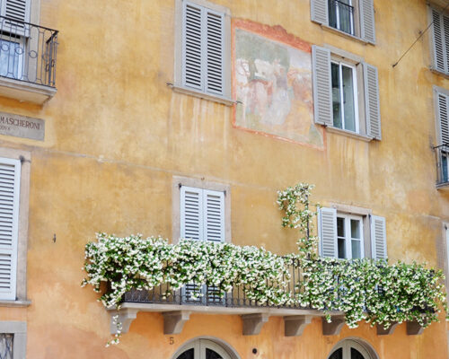Fleurs au balcon sur une place de la Ville haute de Bergame en Italie