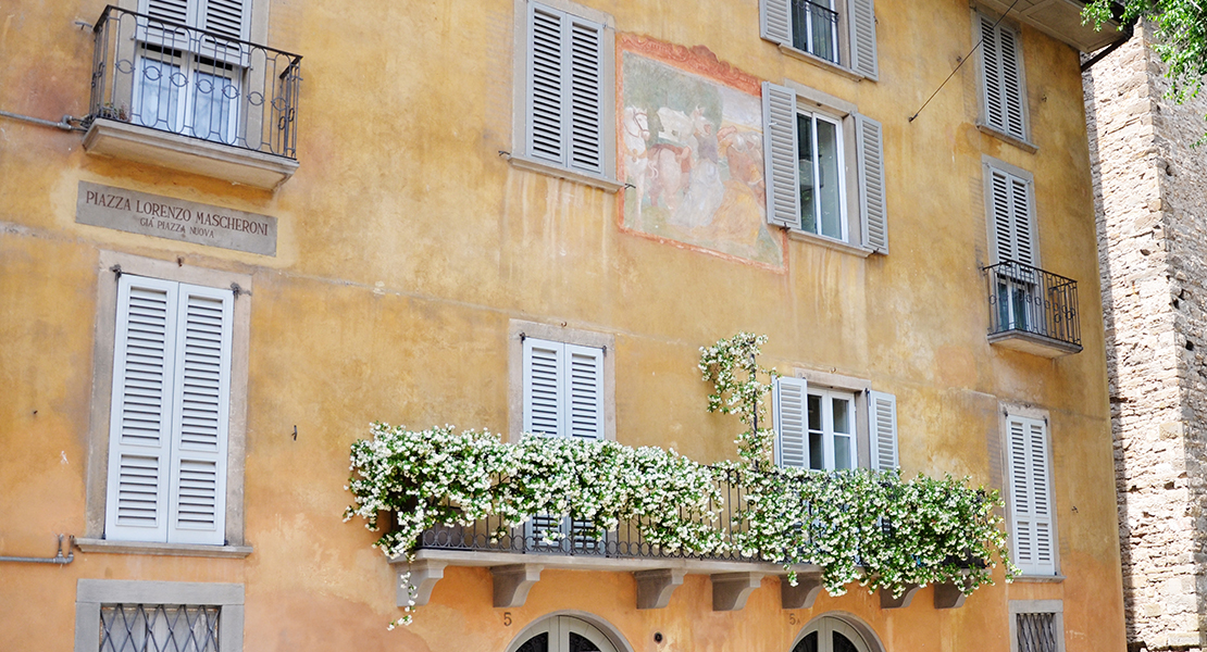 Fleurs au balcon sur une place de la Ville haute de Bergame en Italie