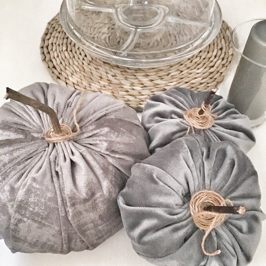 Présentoir pour muffins dans son décor d'automne