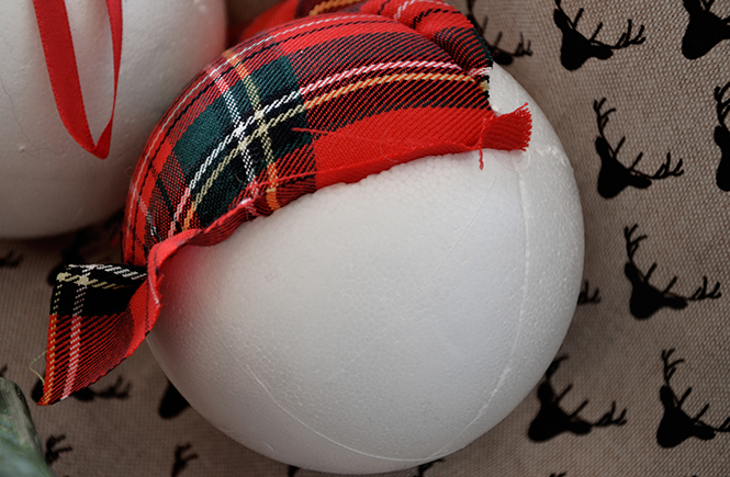 DIY Boules de Noël en tissu écossais