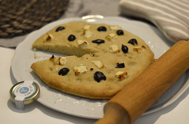 Focaccia Olives noires Feta sur Swanee Rose Le Blog