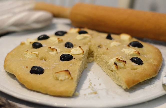 Focaccia Olives noires Feta sur Swanee Rose Le Blog