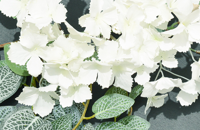 Petites couronnes de fleurs blanches