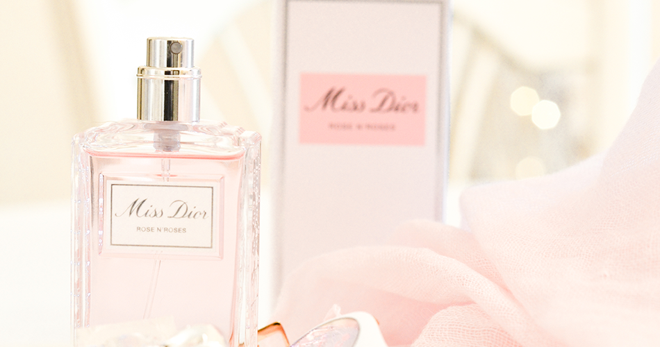 Miss Dior se pare d’une cascade généreuse de roses de mai rehaussée de zestes d’agrumes pour nous offrir l’enivrant Miss Dior Rose N’Roses.