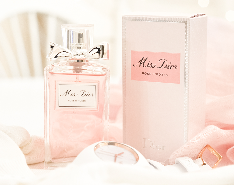 Miss Dior se pare d’une cascade généreuse de roses de mai rehaussée de zestes d’agrumes pour nous offrir l’enivrant Miss Dior Rose N’Roses.