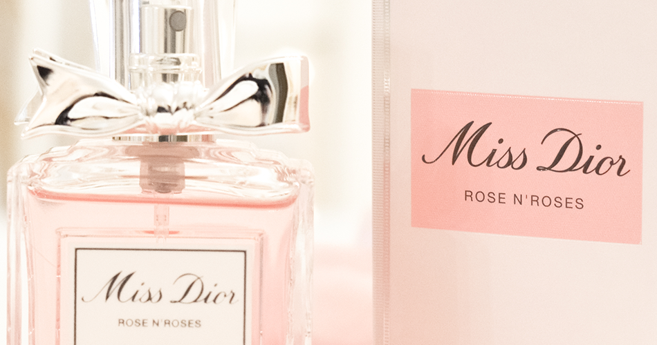 Miss Dior se pare d’une cascade généreuse de roses de mai rehaussée de zestes d’agrumes pour nous offrir l’enivrant Miss Dior Rose N’Roses.