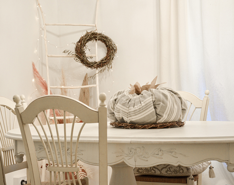 Table décorée avec une citrouille en tissu vintage