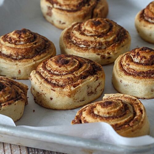 Plaque de cuisson avec des Cinnamon Rolls