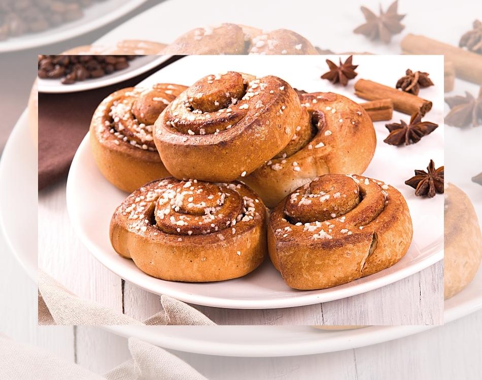 Plat de présentation avec des Cinnamon Rolls