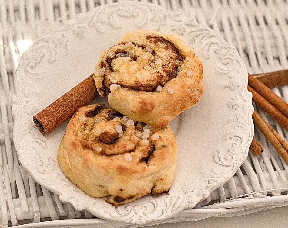 Deux Cinnamon Rolls sur une assiette vintage blanche