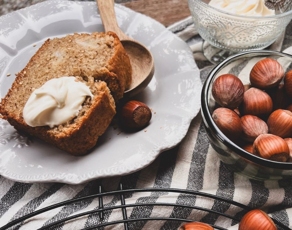 Tranche de cake Poires Noisette avec de la crème fraîche