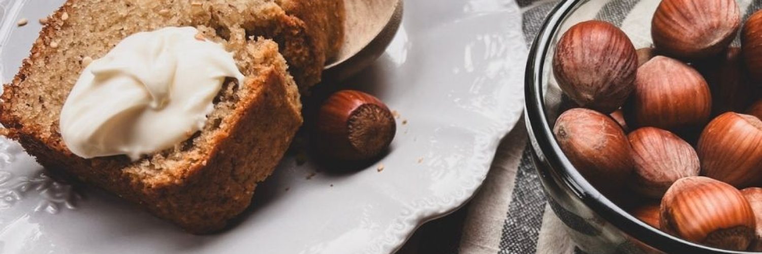 Tranche de cake Poires Noisette avec de la crème fraîche